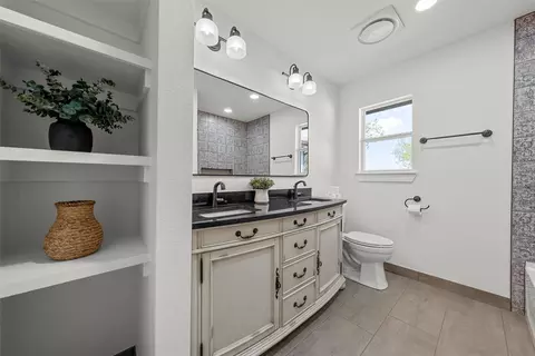 Bath - 515 Iron Bridge Rd, Lorena, TX 76655 photo 4 of 5