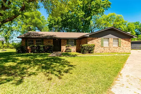 12 Brookhollow Cir, Gainesville, TX 76240