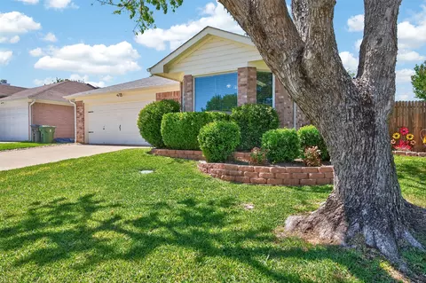 5700 Alicante Dr, Arlington, TX 76017