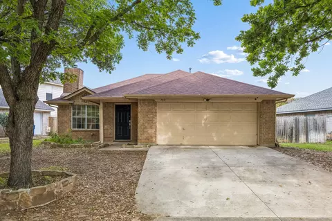 709 Stonebrooke Dr, Burleson, TX 76028