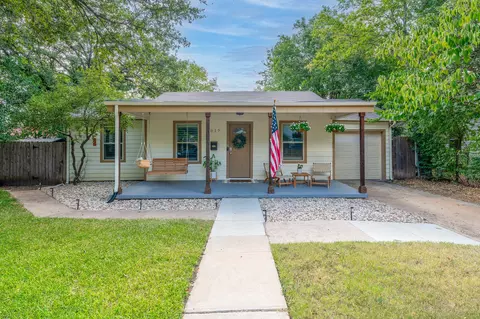 2017 Bluebonnet Dr, Fort Worth, TX 76111