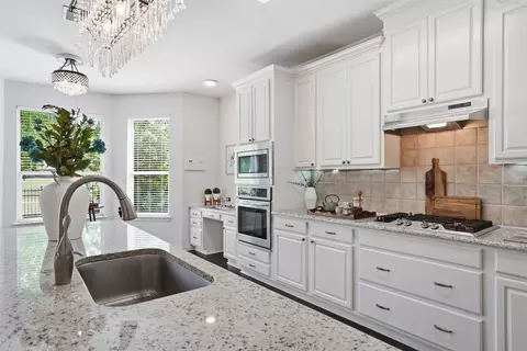913 Royal Oaks Dr, Mckinney, TX 75072