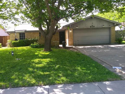 509 W Springdale Ln, Grand Prairie, TX 75052