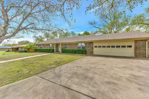 810 Hilltop Dr, Weatherford, TX 76086
