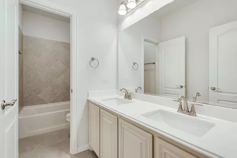Bath - 2133 Devonblue Dr, Forney, TX 75126 photo 3 of 3