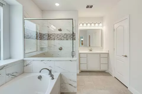 Bath - 2133 Devonblue Dr, Forney, TX 75126 photo 2 of 3