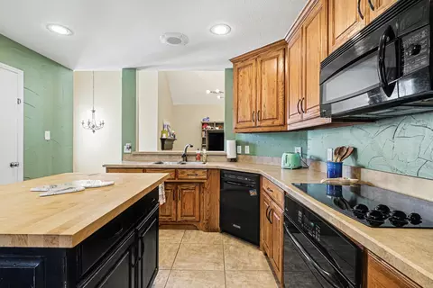 Kitchen - 337 Touchdown Dr, Irving, TX 75063 photo 4 of 5