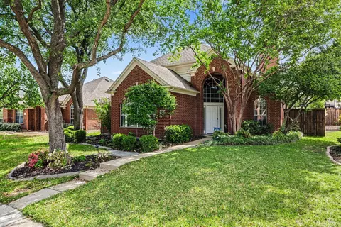 Exterior - 337 Touchdown Dr, Irving, TX 75063 photo 2 of 7