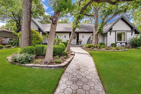 109 Oak Forest Trl, Euless, TX 76039