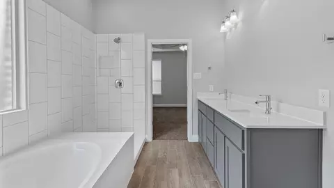 Bath - 729 Soaring Hawk Dr, Fort Worth, TX 76008 photo 2 of 5