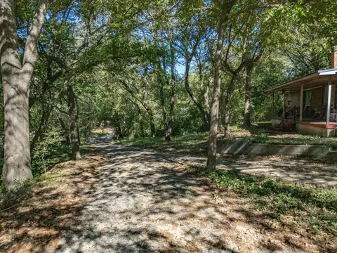 121 Little John Dr, Desoto, TX 75115