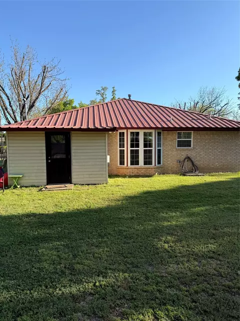 114 W Spencer St, Bangs, TX 76823 photo 2