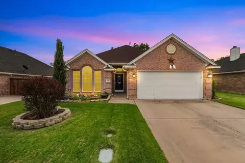 8704 Saranac Trl, Fort Worth, TX 76118