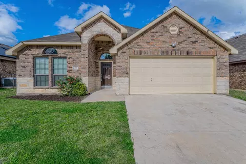 414 Lucky Landing Dr, Wilmer, TX 75172