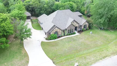 5001 Oak Mill Dr, Fort Worth, TX 76135