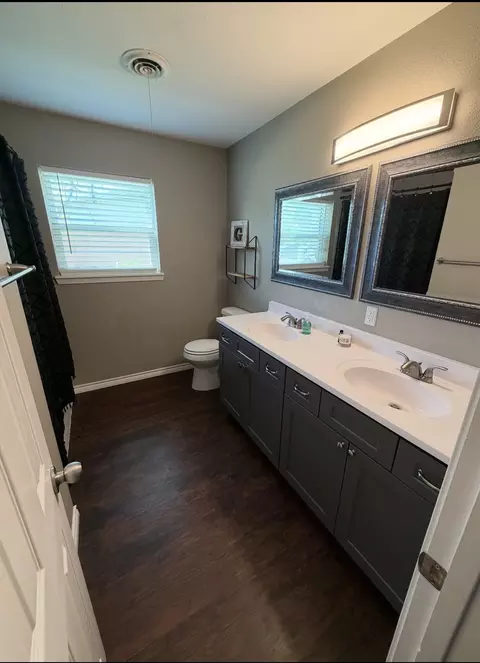 Bath - 313 Sunset Dr, Comanche, TX 76442 photo 3 of 4