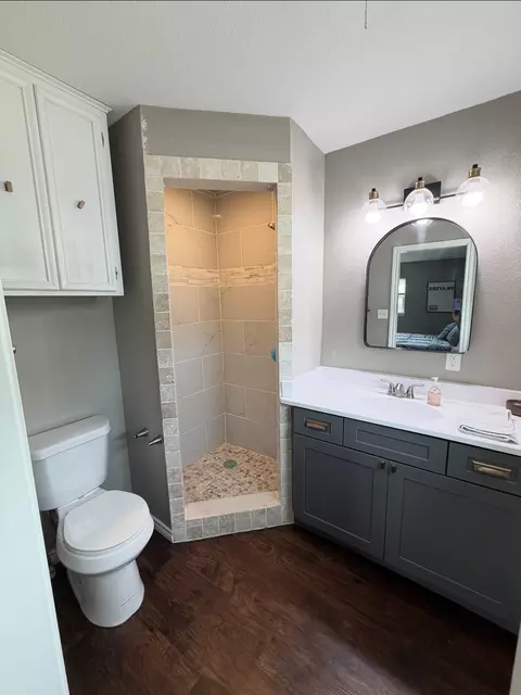Bath - 313 Sunset Dr, Comanche, TX 76442 photo 1 of 4