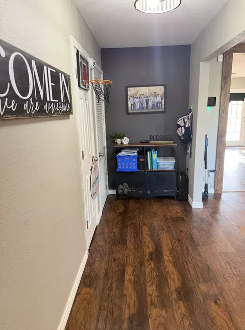 Entry Way - 313 Sunset Dr, Comanche, TX 76442 photo 1 of 2