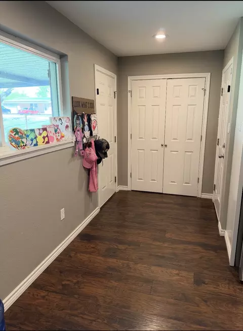Entry Way - 313 Sunset Dr, Comanche, TX 76442 photo 2 of 2