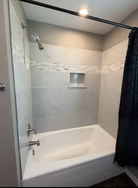 Bath - 313 Sunset Dr, Comanche, TX 76442 photo 4 of 4