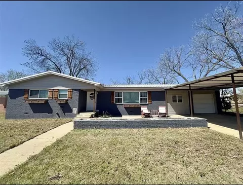 313 Sunset Dr, Comanche, TX 76442