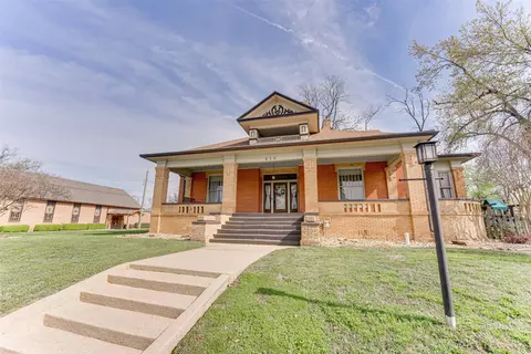 210 W Elm St, Winnsboro, TX 75494