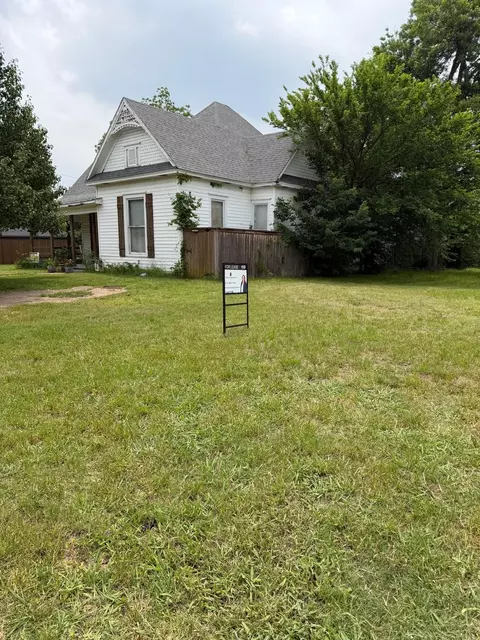 706 W Owing St, Denison, TX 75020