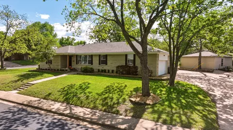 2367 Rockyglen Dr, Dallas, TX 75228
