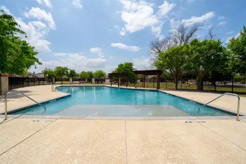 8805 Whirlwind Trl, Aubrey, TX 76227