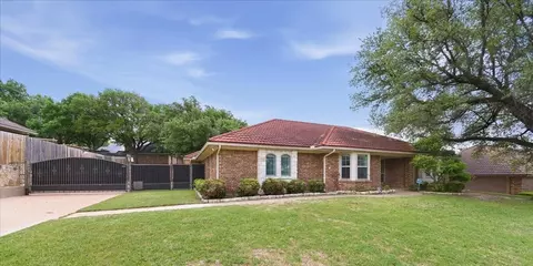 8325 Crosswind Dr, Fort Worth, TX 76179