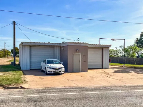 704 N 1st, Haskell, TX 79521 photo 2