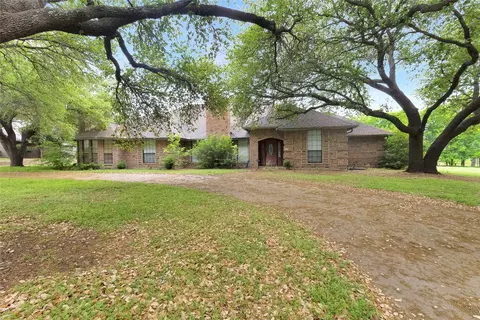 1020 Crystal Ln, Crowley, TX 76036