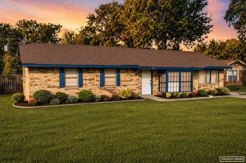 212 Mountain View Dr, Azle, TX 76020