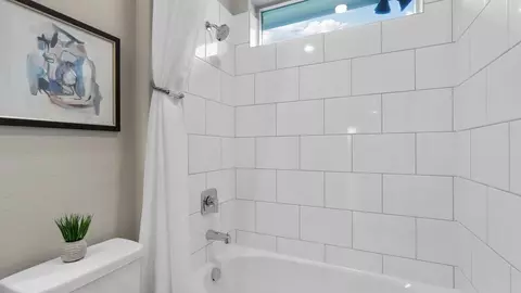 Bath - 748 Soaring Hawk Dr, Fort Worth, TX 76008 photo 3 of 5