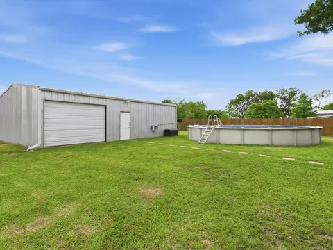 Exterior - 636 Eubank St, Mabank, TX 75147 photo 4 of 6