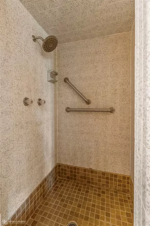 Bath - 104 3rd St NW, Springhill, LA 71075 photo 2 of 4