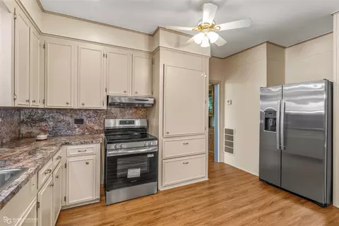 Kitchen - 104 3rd St NW, Springhill, LA 71075 photo 1 of 4