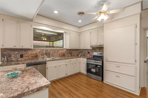 Kitchen - 104 3rd St NW, Springhill, LA 71075 photo 2 of 4