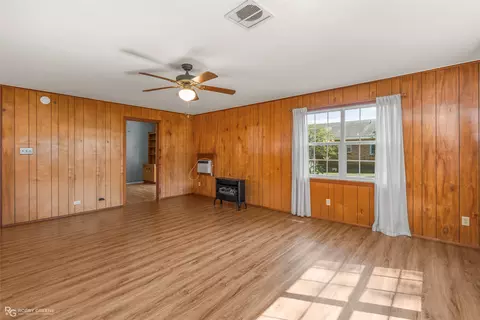 Living - 104 3rd St NW, Springhill, LA 71075 photo 6 of 9