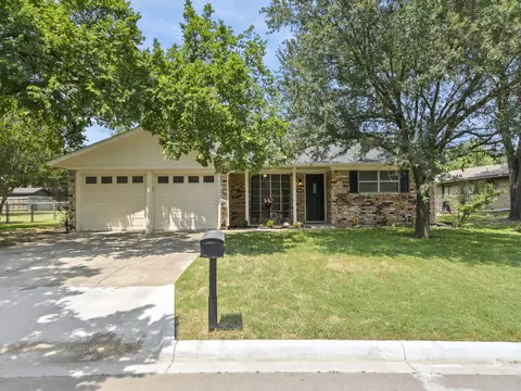 2005 Maplewood Dr, Gainesville, TX 76240