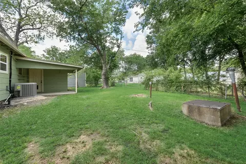 Exterior - 205 E 7th St, Kaufman, TX 75142 photo 6 of 7