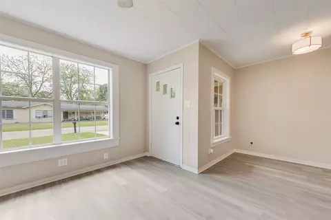Living - 205 E 7th St, Kaufman, TX 75142 photo 1 of 6
