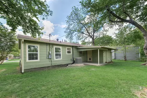 Exterior - 205 E 7th St, Kaufman, TX 75142 photo 5 of 7