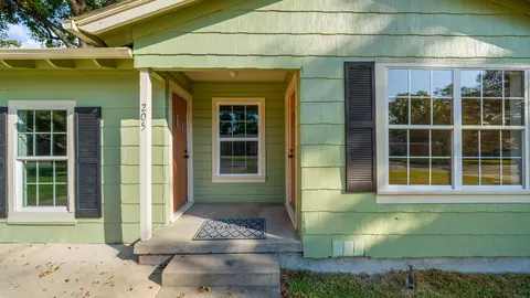 Exterior - 205 E 7th St, Kaufman, TX 75142 photo 4 of 7