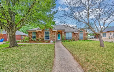 1060 Cheyenne Trl, Hewitt, TX 76643