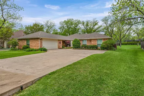 8902 Woodlawn Dr, Granbury, TX 76049
