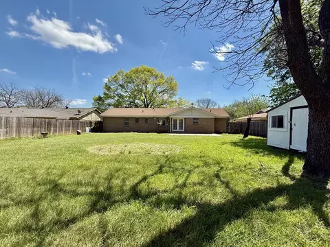 Exterior - 1114 Davis St, Cleburne, TX 76033 photo 3 of 5
