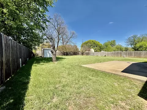 Exterior - 1114 Davis St, Cleburne, TX 76033 photo 2 of 5