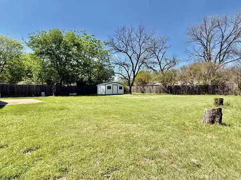 Exterior - 1114 Davis St, Cleburne, TX 76033 photo 5 of 5