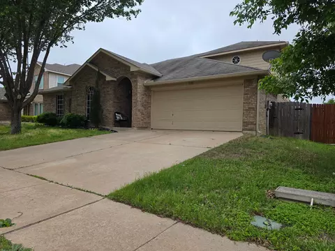 825 Forest Heights Dr, Crowley, TX 76036